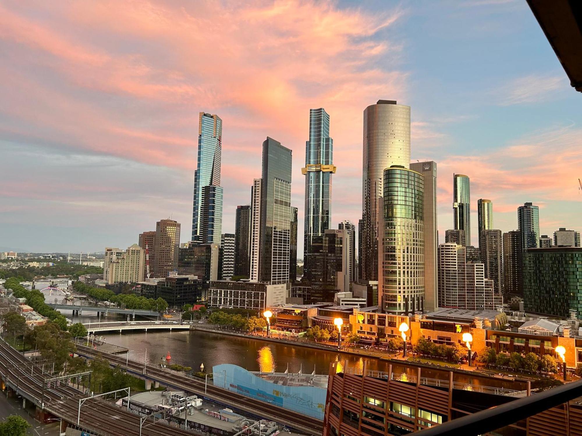 Aura2107, 2 Bedroom Apartment With Balcony, Stunning Yarra River And City Views Мельбурн Экстерьер фото